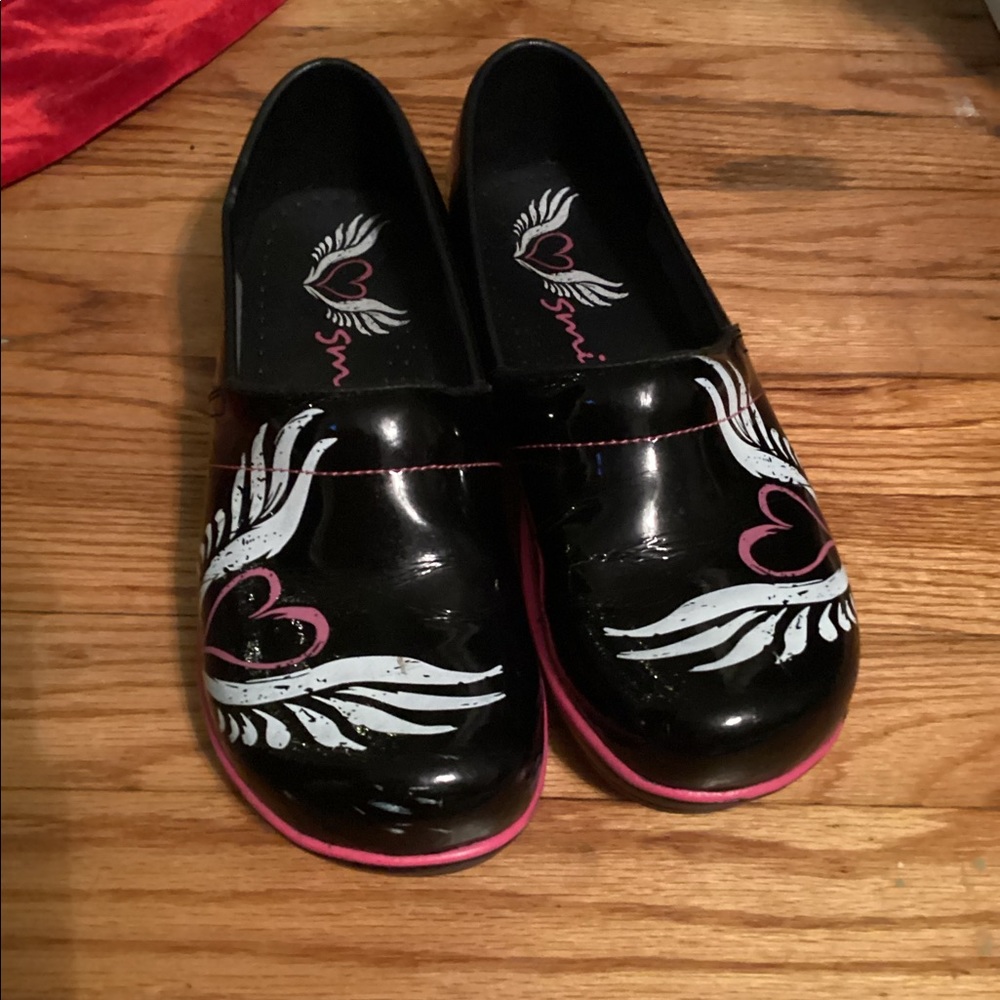 Smitten Black Heart and Wing design Nurse Comfort Clogs size 38
